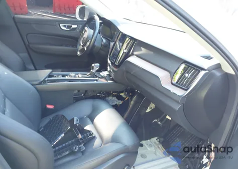 2021 Volvo Xc60 T5 Momentum z USA, uszkodzony, nr VIN YV4102RK2M1694952